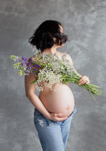 Stunning artistic maternity photoshoot, Toronto, florals